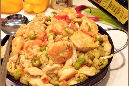 Фото к рецепту: Рис по-испански с курицей и креветками