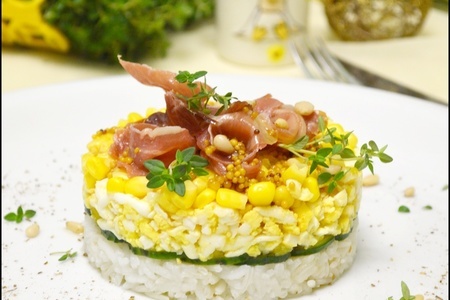 Салат с рисом, овощами и сыровяленым мясом..