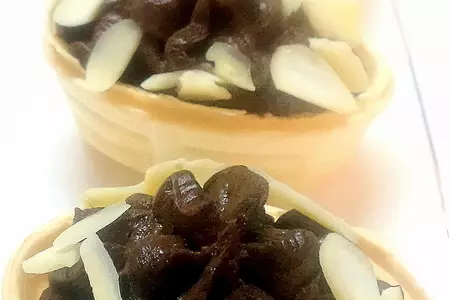 Диетический, очень полезный шоколадный мусс в лодочках  с миндалем!