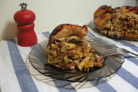 Курица, фаршированная фасолью с макаронами