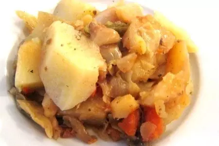 Тушеная картошка с курицей и капустой