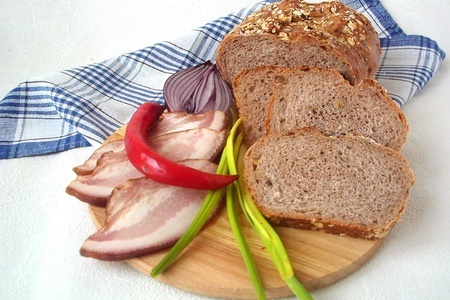 Фото к рецепту: Хлеб мультизлаковый с грецким орехом.