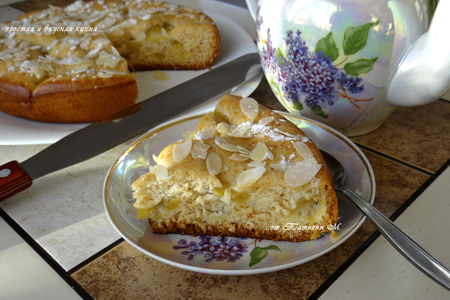 Фото к рецепту: Быстрый пирог на фруктозе с манго, миндалем и медовым ароматом