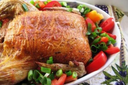 Курица с хлебным гарниром и овощами