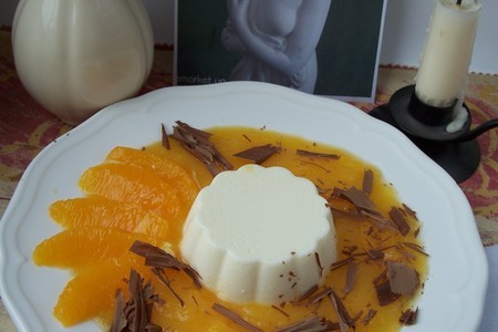 Фото к рецепту: Ванильно-сливочное бланманже с апельсиновым киселем (кинокулинарный фм).