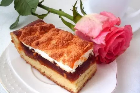 Пирог сдобный, пшенично-кукурузный, с персиковым конфитюром и грецким орехом.
