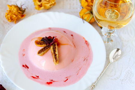 Инжирная панна котта «розовые грезы» с нежным кремом и винно-розовым соусом 
