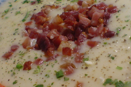 Суп-пюре из белых корешков с беконом