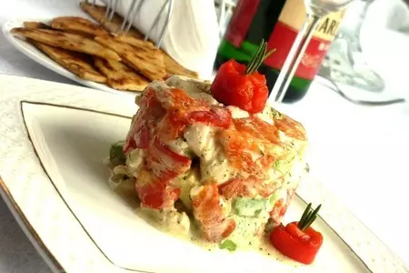 Салат-закуска  из  курицы, запеченого перца и авокадо