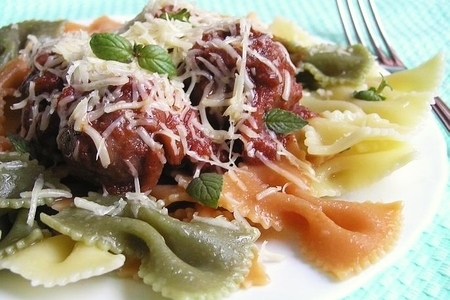 Фарфалле с фрикадельками в томатно-базиликовом соусе