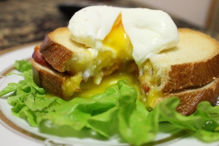 Бутерброд с яйцом пашот