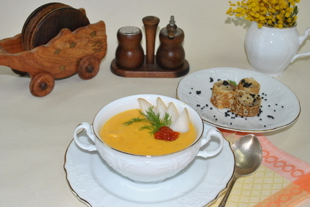 Фото к рецепту: Тыквенный крем-суп с копченым кальмаром в компании блинных рулетов с осетриной