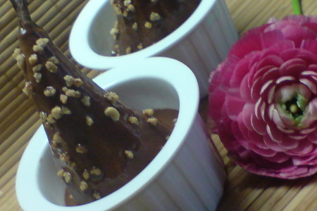 Фото к рецепту: Десерт "груши в чёрном шоколаде с крокантом"