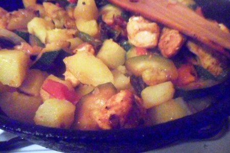 Фото к рецепту: Куриное филе с паприкой и овощами
