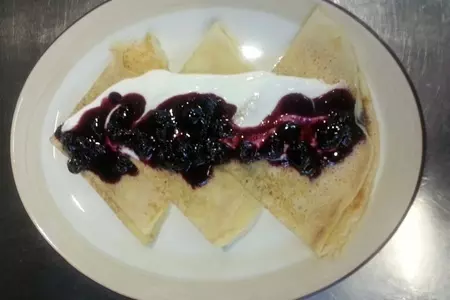 Блины тонкие с голубикой