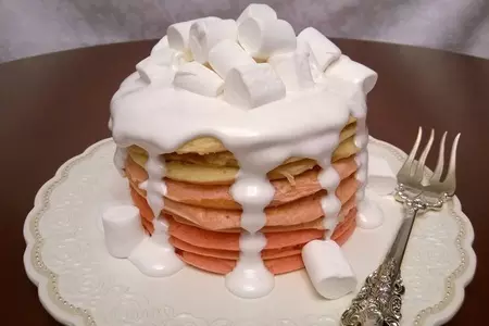 Розовые блины с кремом из маршмеллоу.