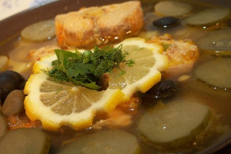 Фото к рецепту: Солянка из семги с каперсами и оливками