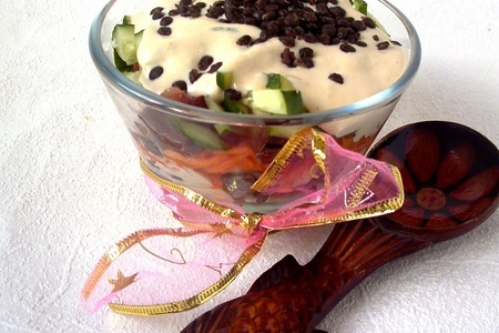 Фото к рецепту: Салат с копченой сельдью и бобовыми.