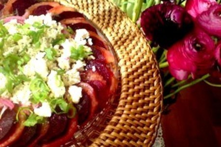 Салат-карпаччо из печёной свёклы,брынзы и томатов