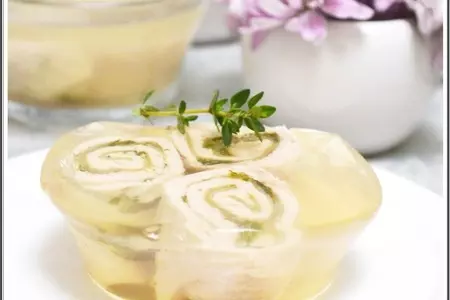 Заливные куриные рулеты.
