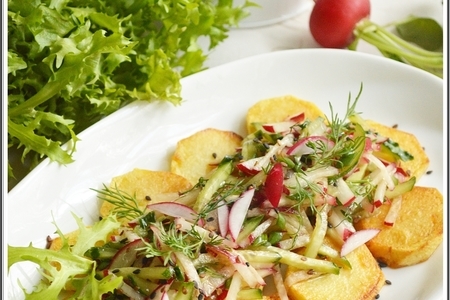 Жареный картофель с салатом из свежих овощей.