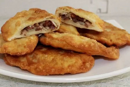 Пикантные чебуреки с фасолью.
