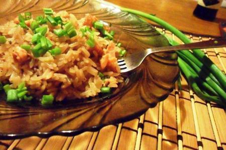 Рис с лососем и зелёным луком