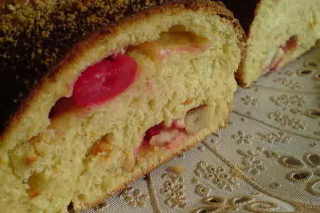 Витая булка с вишнями и орехами