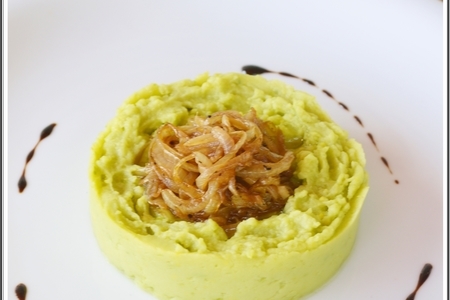 Картофельное пюре с авокадо и карамелизированным луком.