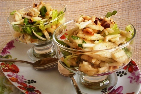 Сочный салат из груши с фундуком и сельдереем.