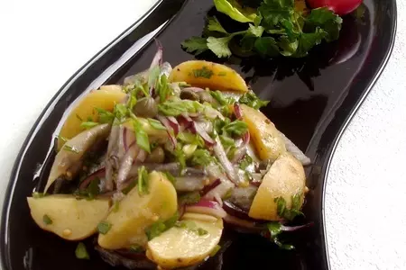 Салат из молодого картофеля с пряной мойвой и пикантной заправкой. для андрея нашего.