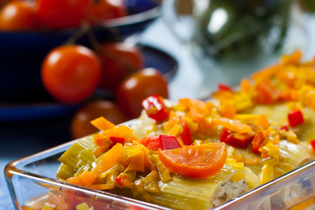 Фото к рецепту: Лук-порей, фаршированный курицей и чечевицей с овощами