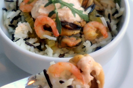 Морепродукты с овощами под чесночным соусом на пестрой рисовой подушке!