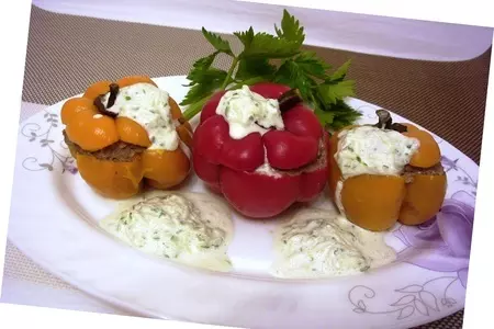 Перец , фаршированный   киноа, приготовленный на пару.