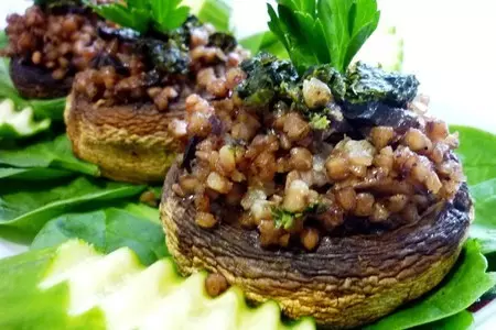 Шампиньоны,запеченые с гречкой и песто