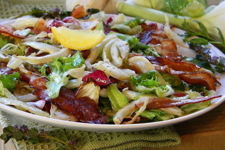 Фото к рецепту: Салат с карамелизированными фенхелем и беконом