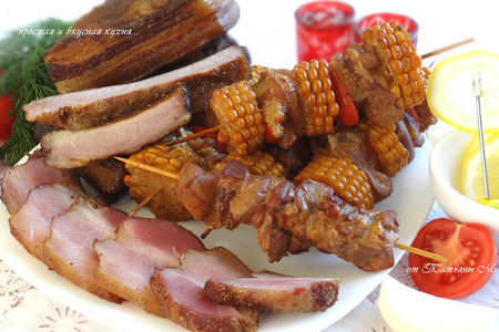Копчености -  свиная грудинка и куриные шпажки с кукурузой - все на пикник!