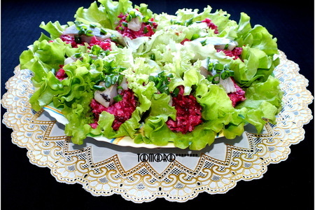Фото к рецепту: Закусочный салат со свеклой и сельдью