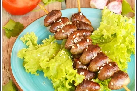 Куриные сердечки на шпажках.