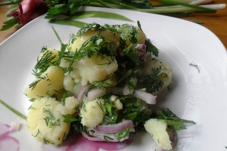 Пряный тёплый салат из молодого картофеля.