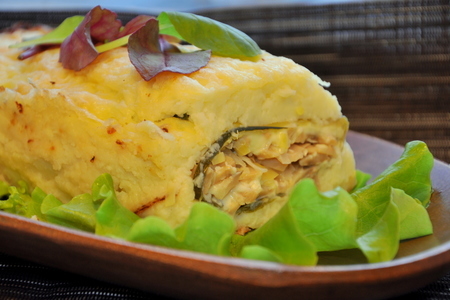 Фото к рецепту: Картофельный рулет с шампиньонами, сыром и луком
