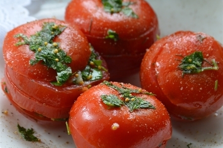 Фото к рецепту: Маринованные помидоры  за 30 мин