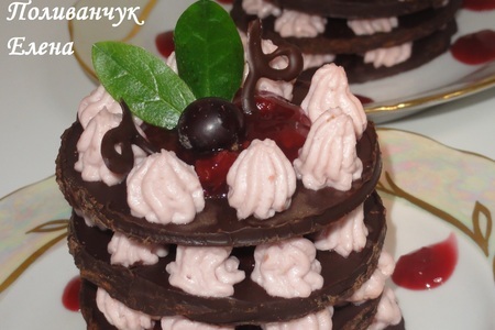 Фото к рецепту: “torre pendente di pisa” - шоколадно-творожный десерт с вишневым джемом.