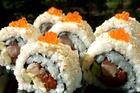 Фото к рецепту: Суши с двумя видами рыб и авокадо