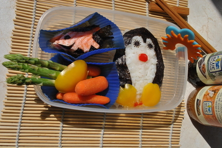 Бэнто «пингвиненок» с запеченной форелью