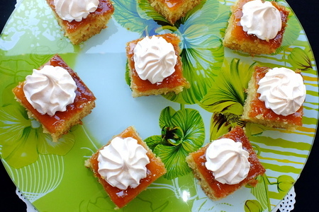Фото к рецепту: Пирожные с абрикосовым джемом  и безе