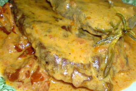 Mясо говяжье под соусом из вяленых томатов