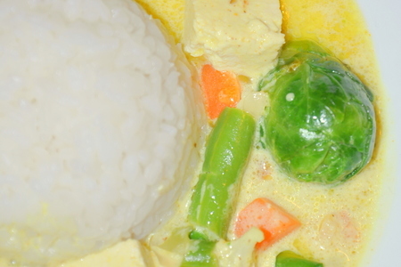 Овощное карри с тофу и кокосовым молоком