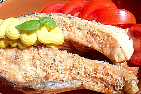 Фото к рецепту: Лосось запеченный с грецкими орехами; под соусом с "айдиго" для светочки (sweta1)!   