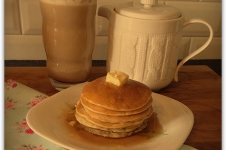 Американский завтрак тыквенное латте с корицей и панкейки с кленовым сиропом